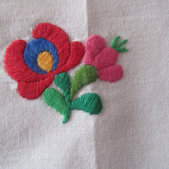 Vintage off white square tablecloth embroidered flowers & rick rack stitching - Picture 5 of 12